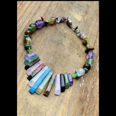 Stone necklace featuring stones which are fake or not jasper