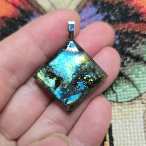 Labradorite Flash Pendant – Blue and Gold Diamond-Cut Stone