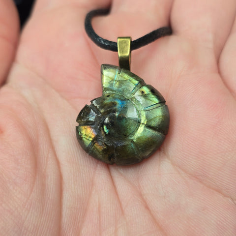 Green Rainbow Flash Labradorite Pendant – Carved Ammonite Sculpture