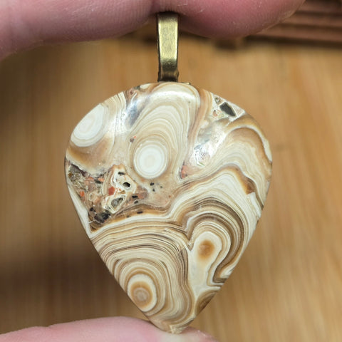 Schalenblende Pendant – Layered Honey + Cream Bands Antique Brass Tone
