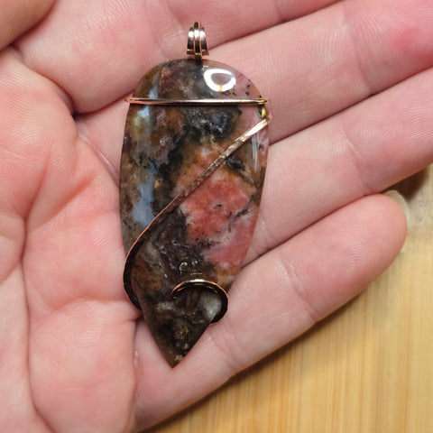 Pink Rhodonite Pendant – Forged Embrace in Rose Gold-Filled Wire