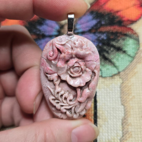 Carved Rhodonite Rose Pendant – Soft Pink Floral Statement Necklace